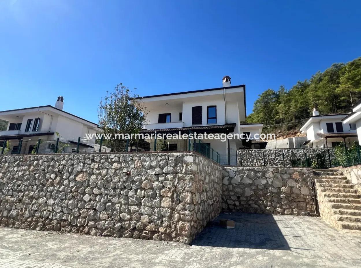 Villa Zum Verkauf In Marmaris Çetibeli Nachbarschaft Mit 3 Schlafzimmern Und 3 Bädern In Einem Komplex Mit Freistehendem Garten Und Swimmingpool Mit Waldblick