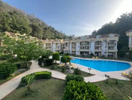 Unsere Maisonette-Wohnung Mit 2 Zimmern Und 1 Wohnzimmer In Einem Komplex Mit Pool In Marmaris İçmeler Steht Zum Verkauf.