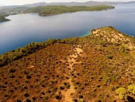 Die Zum Verkauf Stehende Insel Im Golf Von Gökova Im Bezirk Marmaris Hat Eine Grundstücksfläche Von 365000M2 Und Es Befindet Sich Ein Eingetragenes Haus Darin.